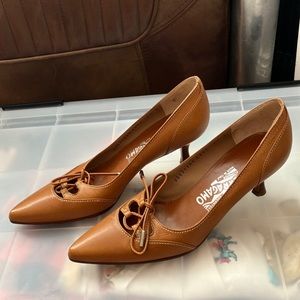 Ferragamo sz 6.5 camel kitten heel